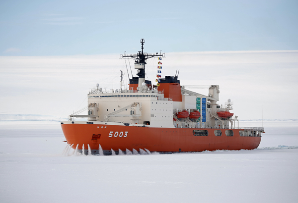 南極海を進む4代目観測船「しらせ」