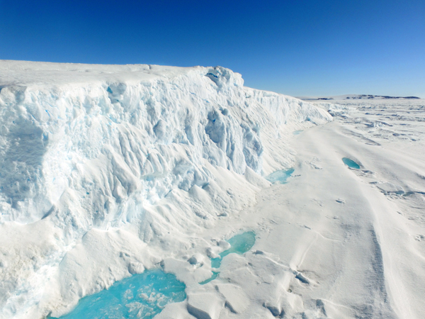 白瀬氷河末端の氷壁