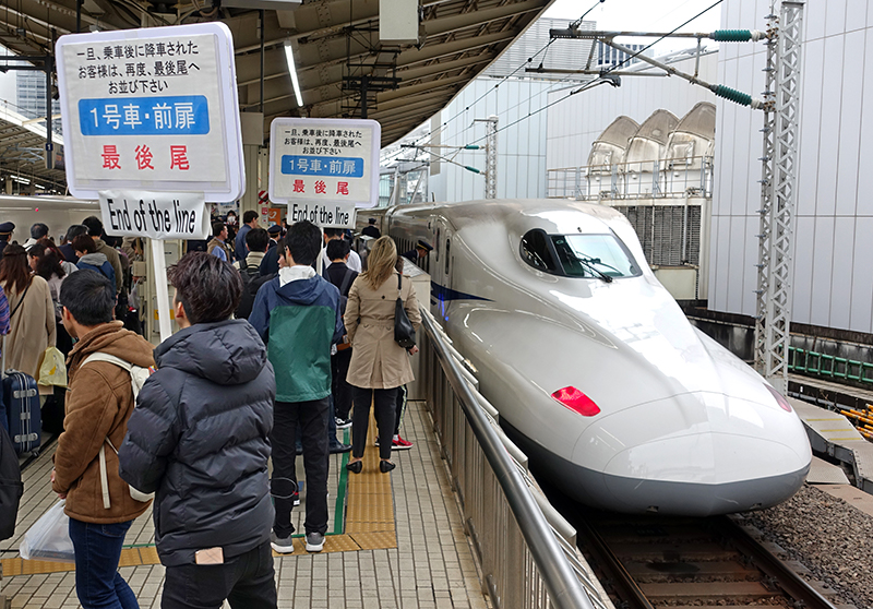 連休スタートで混雑する新幹線ホーム