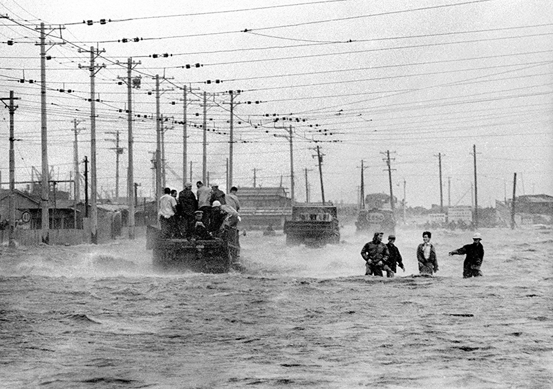 台風で海のような道路