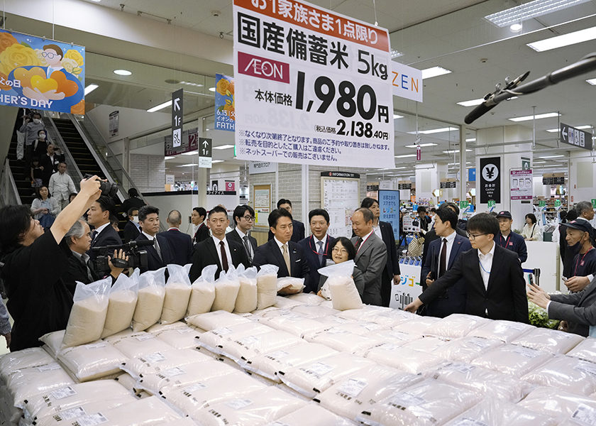 農相、備蓄米販売店を視察