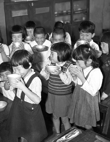 ユニセフの粉ミルクに笑顔