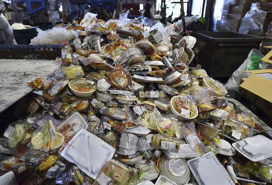 えさに仕分けられる廃棄食品