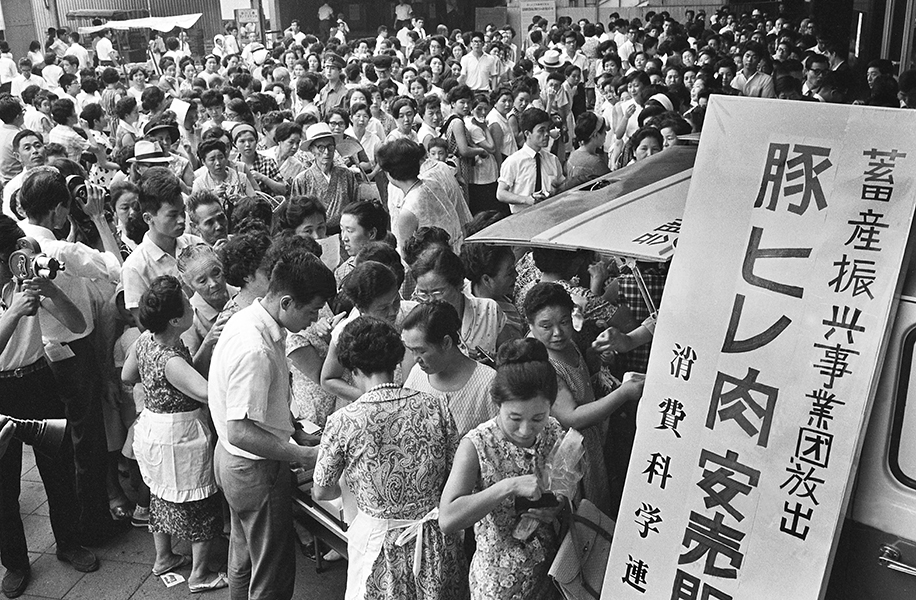 豚肉の安売りデーに殺到