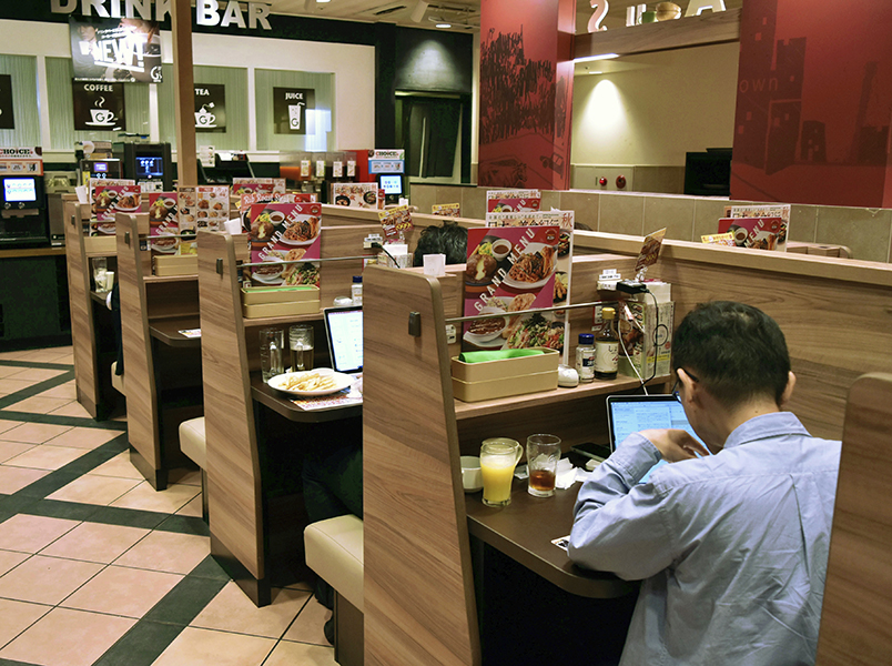 ファミレスの「1人専用席」