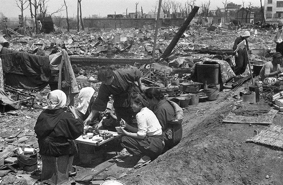 焼け野原での食事