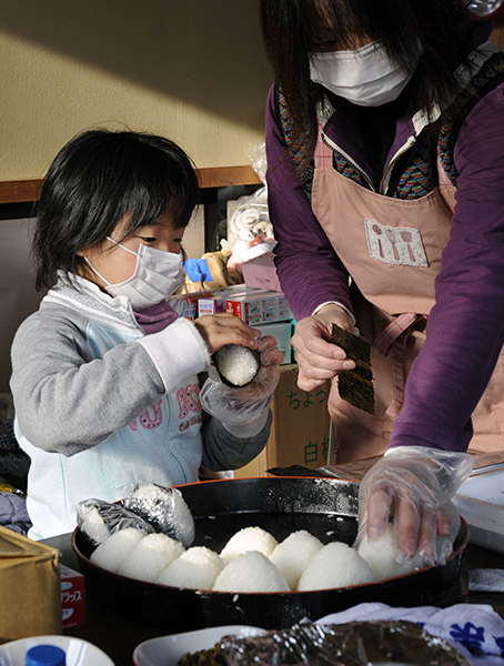 「みんなのために」おにぎり作り