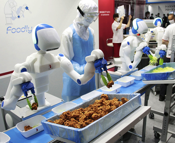 総菜を詰める人型ロボット