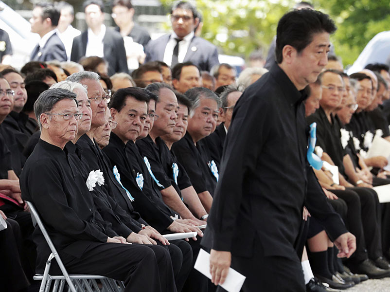 沖縄全戦没者追悼式の知事と首相