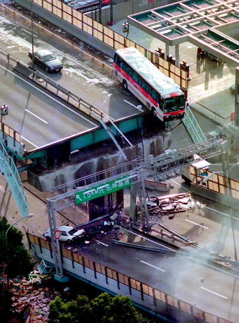 阪神・淡路大震災で倒壊した高架橋