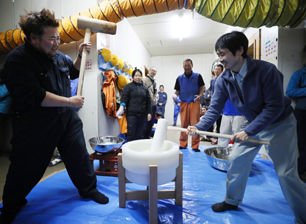 基地開設60年を餅つきで祝う