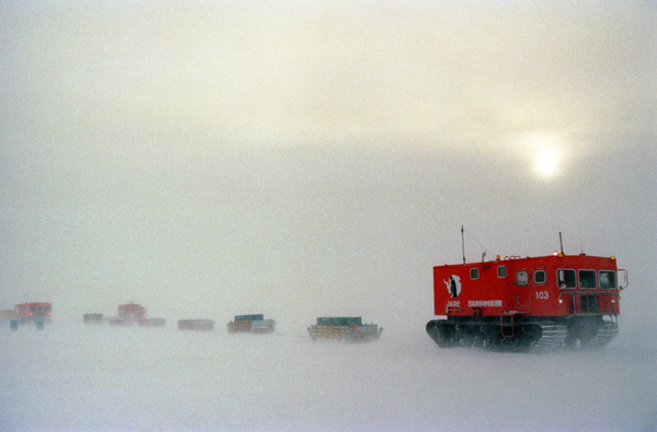 氷雪の中を進む雪上車